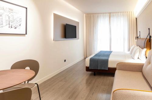 Habitación Doble con cama supletoria - 1 o 2 camas del hotel Suites Viena Plaza De España. Foto 3