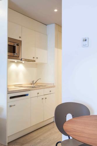 Habitación Doble con cama supletoria - 1 o 2 camas del hotel Suites Viena Plaza De España. Foto 14