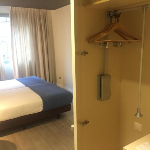 Habitación Doble adaptada para personas con discapacidad - 2 camas del hotel Suites Viena Plaza De España. Foto 1