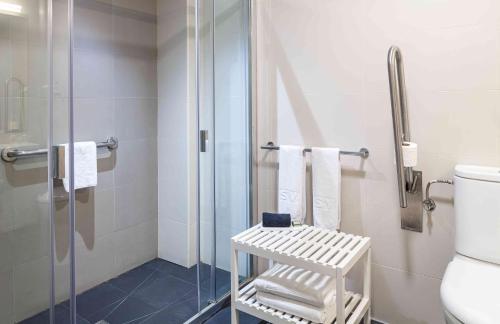 Habitación Doble adaptada para personas con discapacidad - 2 camas del hotel Suites Viena Plaza De España. Foto 5