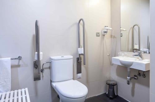 Habitación Doble adaptada para personas con discapacidad - 2 camas del hotel Suites Viena Plaza De España. Foto 6