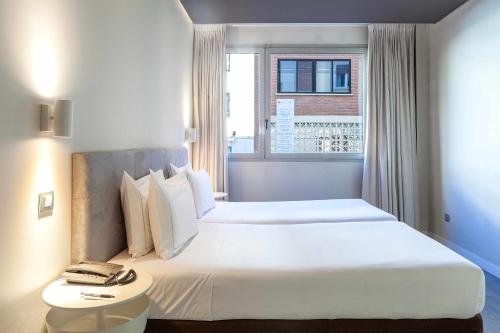 Habitación Doble adaptada para personas con discapacidad - 2 camas del hotel Suites Viena Plaza De España. Foto 7