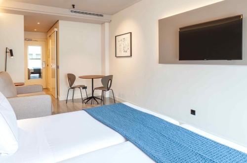 Habitación Doble Grande del hotel Suites Viena Plaza De España. Foto 5