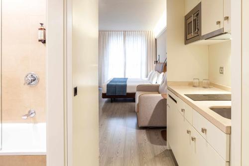 Habitación Doble con cama supletoria del hotel Suites Viena Plaza De España. Foto 2