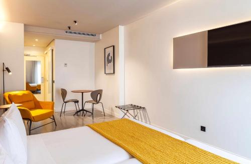 Habitación Triple Confort del hotel Suites Viena Plaza De España. Foto 6