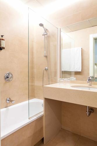Habitación Triple Confort del hotel Suites Viena Plaza De España. Foto 12