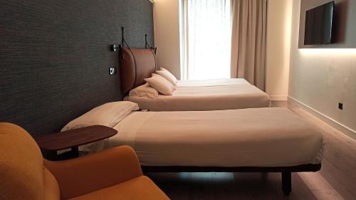 Habitación Triple Confort del hotel Suites Viena Plaza De España. Foto 14
