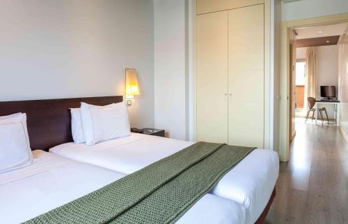 Suite Familiar con balcón del hotel Suites Viena Plaza De España. Foto 6