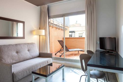 Suite Familiar con balcón del hotel Suites Viena Plaza De España. Foto 7