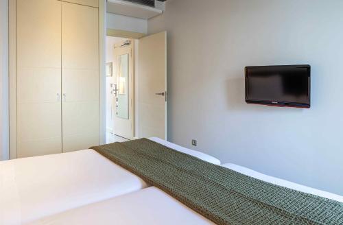 Suite Familiar con balcón del hotel Suites Viena Plaza De España. Foto 9