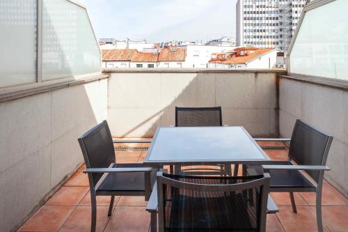 Suite Familiar con balcón del hotel Suites Viena Plaza De España. Foto 11