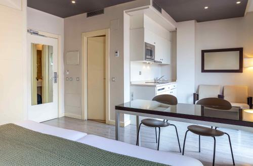 Junior suite Balcón o Terraza Superior 2 Camas individuales del hotel Suites Viena Plaza De España. Foto 11
