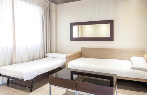 Habitación Familiar Deluxe del hotel Suites Viena Plaza De España. Foto 1