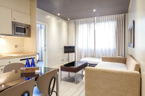 Habitación Familiar Deluxe del hotel Suites Viena Plaza De España. Foto 2