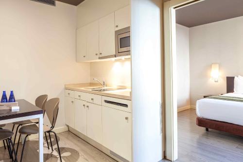 Habitación Familiar Deluxe del hotel Suites Viena Plaza De España. Foto 3