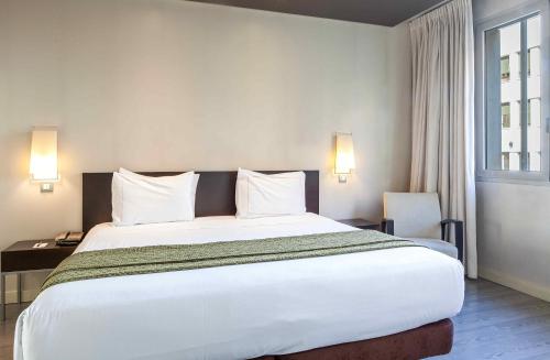 Habitación Familiar Deluxe del hotel Suites Viena Plaza De España. Foto 5