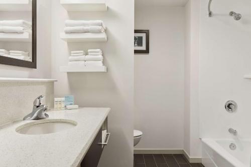 Habitación adaptada para personas con discapacidad auditiva - No fumadores - 2 camas dobles del hotel Hampton Inn Penn Yan. Foto 3