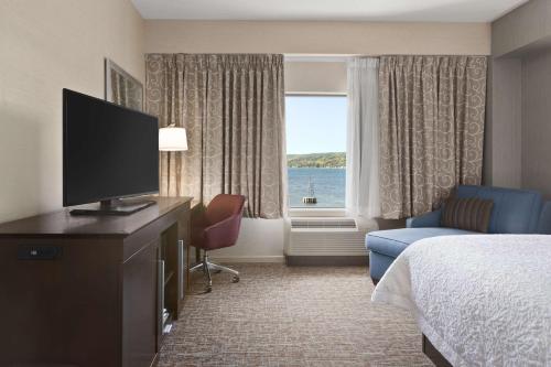 Habitación con cama extragrande - Adaptada para personas con discapacidad auditiva/no fumadores del hotel Hampton Inn Penn Yan. Foto 2