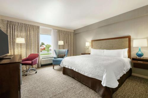 Habitación con cama extragrande - Adaptada para personas con discapacidad auditiva/no fumadores del hotel Hampton Inn Penn Yan. Foto 4