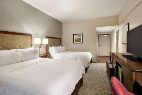 Executive Queen Room with Two Queen Beds and Water View - Non - Smoking del hotel Hampton Inn Penn Yan. Foto 1