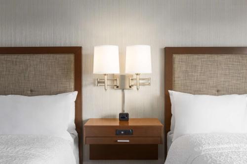 Executive Queen Room with Two Queen Beds and Water View - Non - Smoking del hotel Hampton Inn Penn Yan. Foto 3