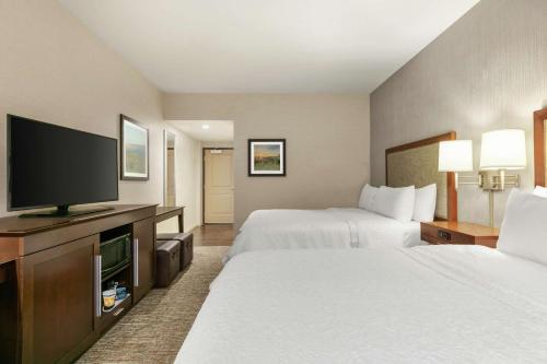 Executive Queen Room with Two Queen Beds and Water View - Non - Smoking del hotel Hampton Inn Penn Yan. Foto 6