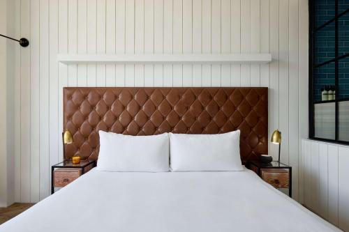 Habitación con vista a la ciudad, cama King y balcón del hotel Arlo Williamsburg. Foto 3