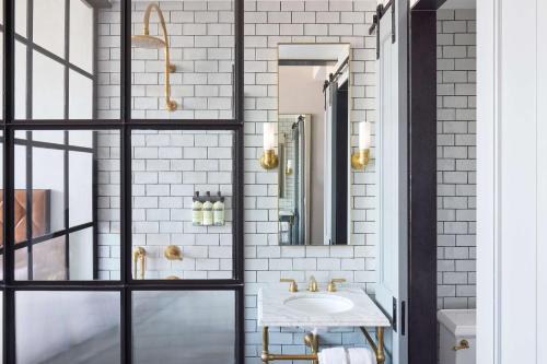 Habitación Queen del hotel Arlo Williamsburg. Foto 3