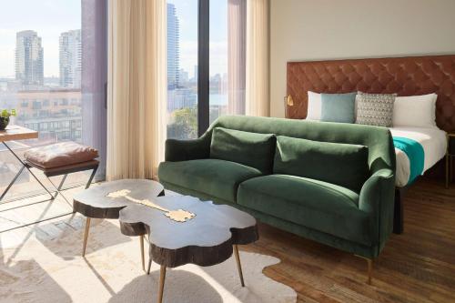 Estudio con vistas a la ciudad del hotel Arlo Williamsburg. Foto 1