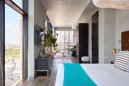 Suite Estudio con vistas a la ciudad del hotel Arlo Williamsburg. Foto 7