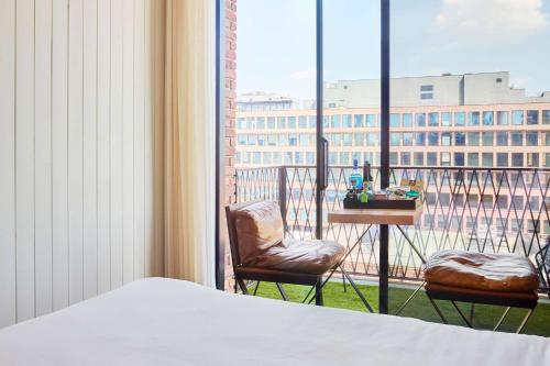 Alojamiento con balcón y vistas a la ciudad - 1 cama extragrande del hotel Arlo Williamsburg. Foto 4