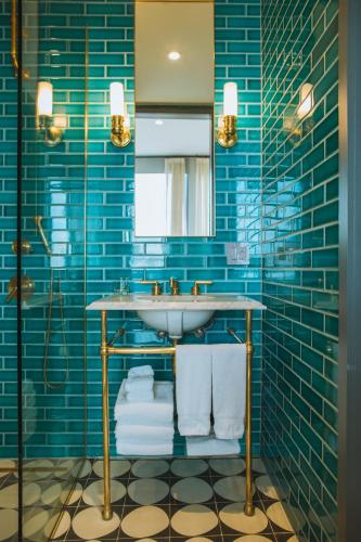 Habitación con cama grande y balcón del hotel Arlo Williamsburg. Foto 5