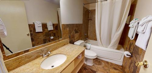 Habitación Estándar con 2 camas grandes - Ala Norte del hotel Surfside On The Lake. Foto 1