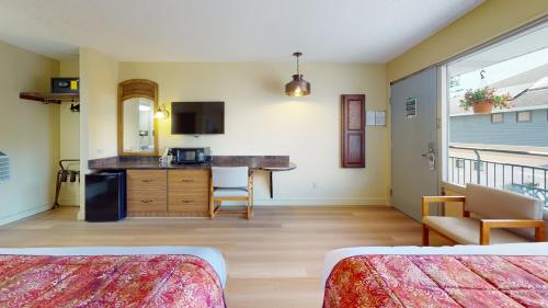 Habitación Estándar con 2 camas grandes - Ala Norte del hotel Surfside On The Lake. Foto 2