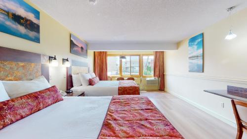 Habitación con 2 camas grandes - Vistas a la piscina del hotel Surfside On The Lake. Foto 3