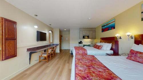 Habitación con 2 camas grandes - Frente al lago del hotel Surfside On The Lake. Foto 4