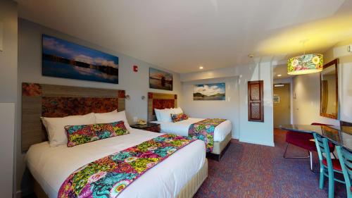 Habitación adaptada para personas con movilidad reducida - Cama grande del hotel Surfside On The Lake. Foto 2