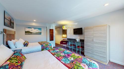 Habitación adaptada para personas con movilidad reducida - Cama grande del hotel Surfside On The Lake. Foto 3