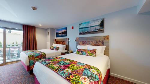 Habitación con cama grande y balcón del hotel Surfside On The Lake. Foto 2