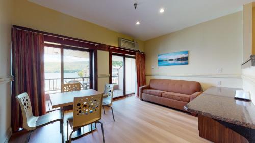 Suite con 2 camas grandes - Vistas al lago del hotel Surfside On The Lake