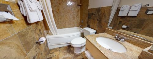 Suite con 2 camas grandes - Vistas al lago del hotel Surfside On The Lake. Foto 3