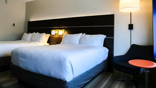 Standard Queen Room with Two Queen Beds and Roll In Shower - Mobility Accessible del hotel Holiday Inn Express and Suites Kingston-ulster, An Ihg. Foto 4