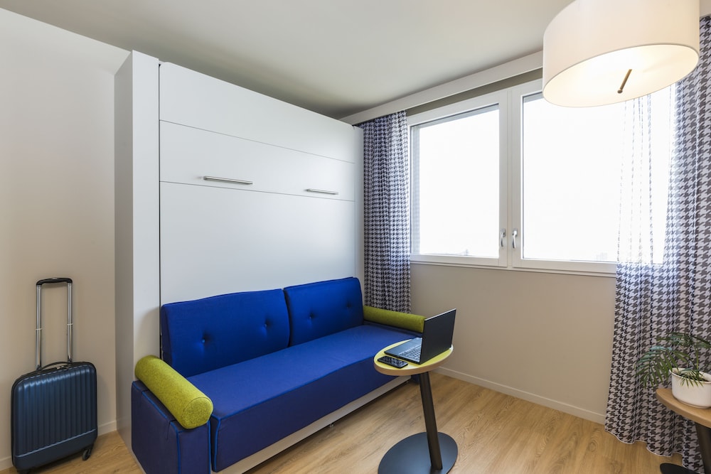 Estudio con 1 cama doble y 1 sofá cama del hotel Aparthotel Adagio Access Palaiseau Saclay. Foto 1