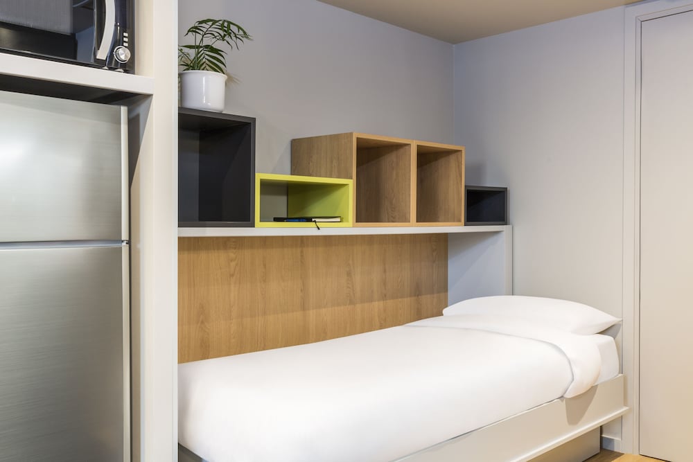 Estudio accesible con 1 cama doble y 1 sofá doble del hotel Aparthotel Adagio Access Palaiseau Saclay. Foto 2