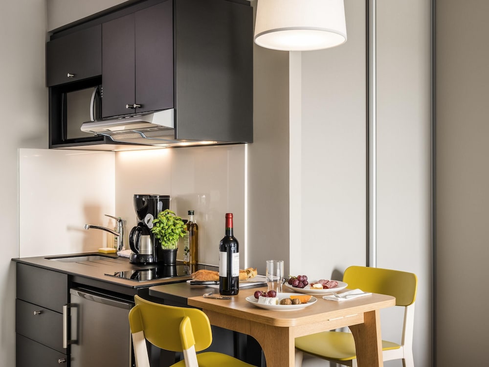 Estudio accesible con 1 cama doble y 1 sofá doble del hotel Aparthotel Adagio Access Palaiseau Saclay. Foto 7
