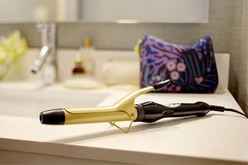 Suite de 1 dormitorio con cama extragrande y cocina - Planta superior del hotel Hyatt House New York/chelsea