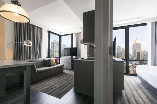Suite de 1 dormitorio con cama extragrande y cocina - Planta superior del hotel Hyatt House New York/chelsea. Foto 5