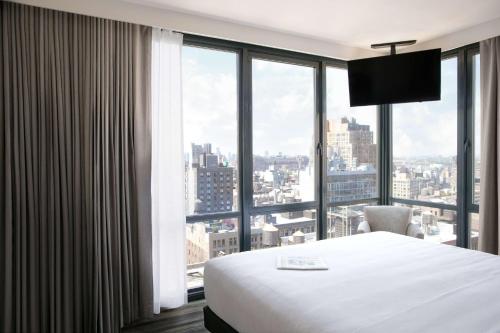 Suite de 1 dormitorio con cama extragrande y cocina - Planta superior del hotel Hyatt House New York/chelsea. Foto 6