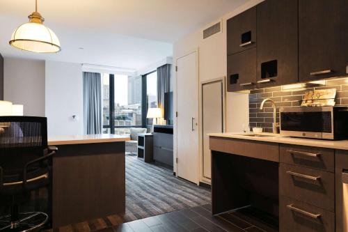 Suite Estudio con 2 camas grandes y cocina del hotel Hyatt House New York/chelsea. Foto 6