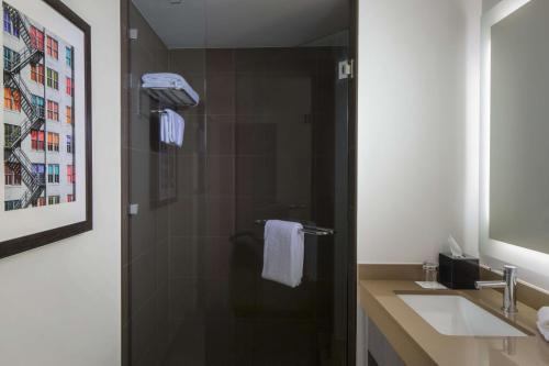 Suite de 1 dormitorio con cama extragrande y cocina - Planta superior del hotel Hyatt House New York/chelsea. Foto 7